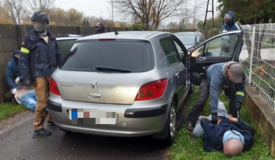 Polícia prekazila obchod s drogami mužovi zo Žitavian