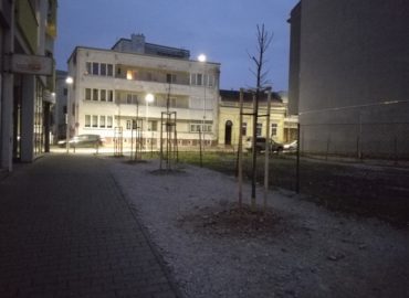 Miesto áut javory poľné