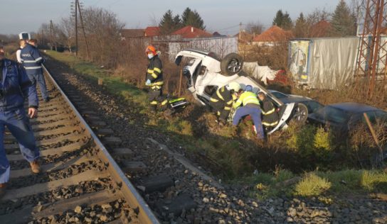 (FOTO) Pri Nitre došlo k zrážke vlaku a auta. Na mieste zasahujú hasiči