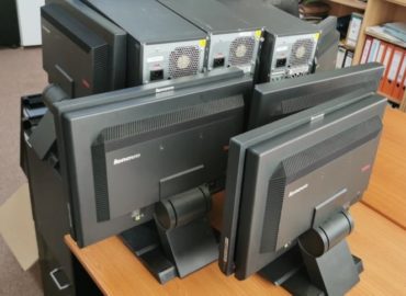 Fakulta sociálnych vied a zdravotníctva UKF darovala počítače pre študentov z chudobných rodín