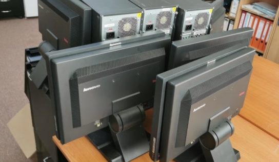 Fakulta sociálnych vied a zdravotníctva UKF darovala počítače pre študentov z chudobných rodín