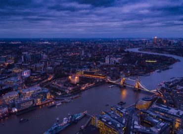 V Británii objavili nový kmeň koronavírusu. Na Slovensku platí pre navrátilcov povinná karanténa