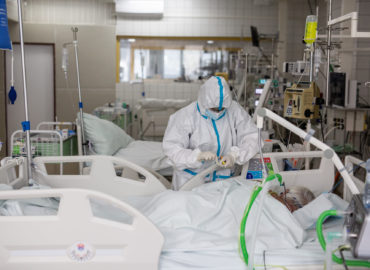 V nemocnici pribudli mladší pacienti s ťažkým priebehom ochorenia