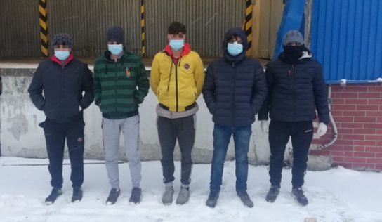 Nitrianski policajti zadržali v kamióne nelegálnych migrantov. Boli medzi nimi aj deti