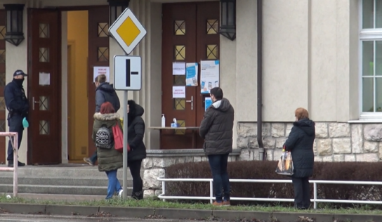 Nitra je nakoniec medzi horšími okresmi, testovanie napriek tomu povinné nebude. Na odberné miesta prišlo v piatok 5056 ľudí