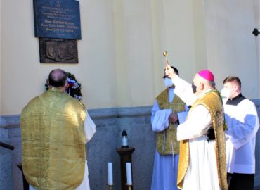 Vysviacku prvých slovenských biskupov pripomína pamätná tabuľa