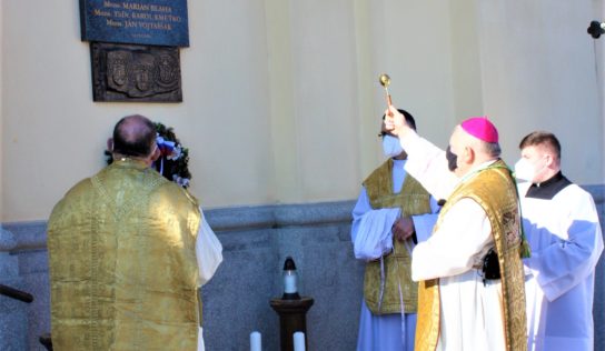 Vysviacku prvých slovenských biskupov pripomína pamätná tabuľa