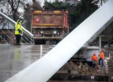 (FOTO) Dokončovanú cyklolávku podrobili záťažovým testom