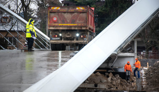 (FOTO) Dokončovanú cyklolávku podrobili záťažovým testom