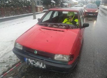 Vodič sa na cestu vybral bez čelného skla, motora a funkčných svetiel (FOTO)