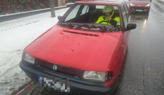 Vodič sa na cestu vybral bez čelného skla, motora a funkčných svetiel (FOTO)