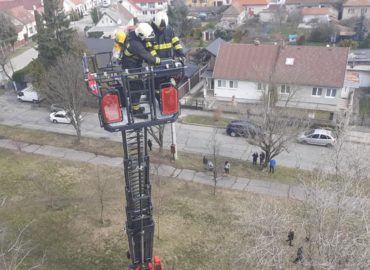 (FOTO) Hasiči pri požiari evakuovali osobu z balkóna na 6. podlaží