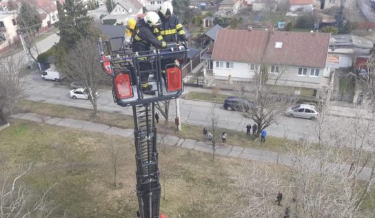 (FOTO) Hasiči pri požiari evakuovali osobu z balkóna na 6. podlaží