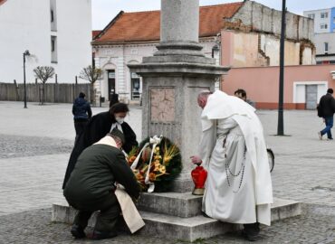 Mestá si pietnym aktom pripomenuli obete koronavírusu