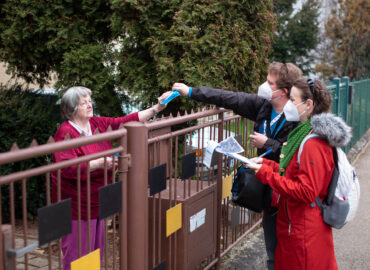 Mesto Nitra začalo s roznášaním respirátorov pre seniorov