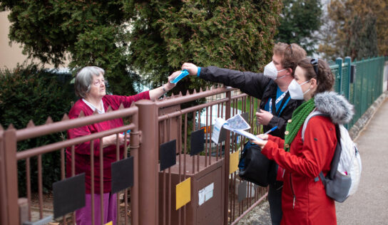 Mesto Nitra začalo s roznášaním respirátorov pre seniorov