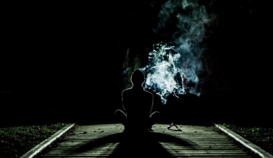 Polícia v noci spozorovala muža kľačiaceho na chodníku. Vyzeral, že potrebuje pomoc