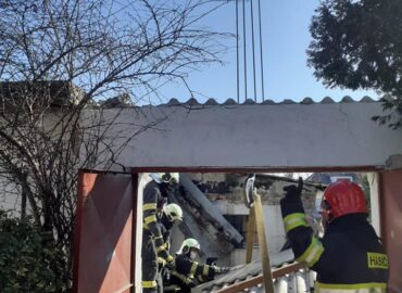 (FOTO) Hasiči spod sutín vyslobodzovali dve zavalené osoby