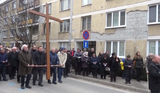 Tradičnú krížovú cestu na nitriansku Kalváriu si veriaci pozrú online