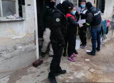 Policajti v Nitre pri akcii zadržali dve osoby: Na sex predávali iba 15-ročné dievča