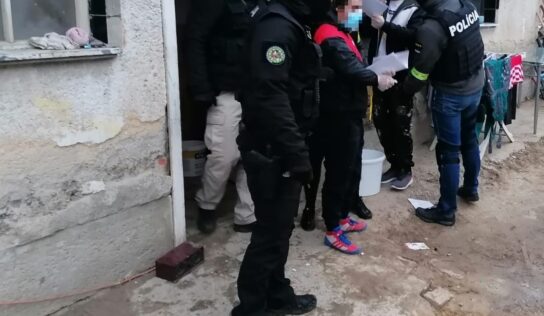 Policajti v Nitre pri akcii zadržali dve osoby: Na sex predávali iba 15-ročné dievča