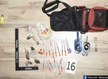 Nitrianski krajskí policajti našli u trojice materiál na výrobu 93 dávok drogy