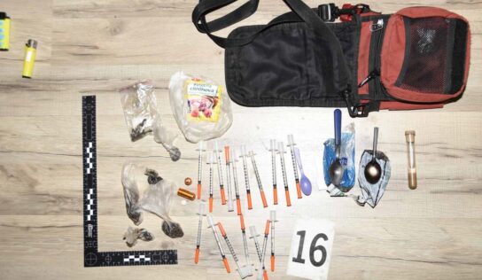 Nitrianski krajskí policajti našli u trojice materiál na výrobu 93 dávok drogy