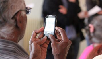 Krajská polícia znovu upozorňuje na podvodníkov, ktorí chcú seniorov oklamať telefonátmi