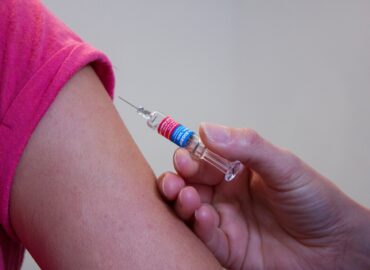Pandémia sa ešte neskončila, tvrdí ministerstvo a spúšťa očkovanie 4. dávkou