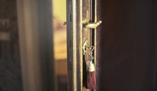 Dvojica zostala zamknutá na úrade. Požiadali o pomoc políciu