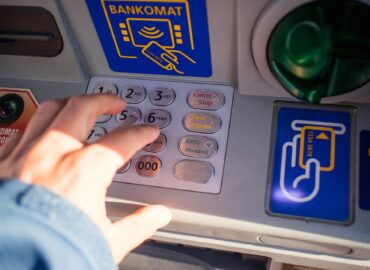 Polícia vyšetruje sériu poškodenia bankomatov. Ďalší pribudol v obci blízko Nitry