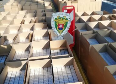 Colníci z Nitry na R1 zaistili milióny pašovaných cigariet