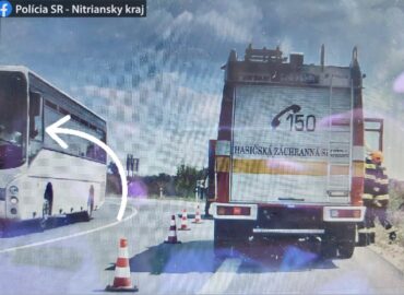 Nelogické správanie vodiča autobusu. Počas jazdy spomalil, aby si nehodu natočil na telefón