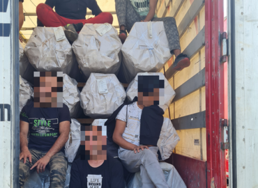 Sedem nelegálnych migrantov, medzi nimi aj deti, zaistili policajti v tureckom kamióne
