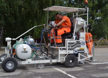 Regionálna správa a údržba ciest Nitra má nový cestný značkovací stroj