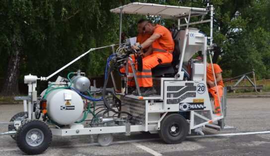 Regionálna správa a údržba ciest Nitra má nový cestný značkovací stroj