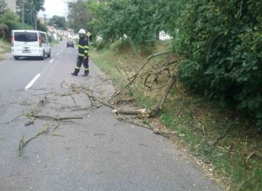 Nepriaznivé počasie si počas víkendu v kraji vyžiadalo desiatky zásahov hasičov