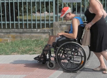 Chodníky s prívlastkom bezbariérové však v skutočnosti bezbariérové nie sú. Hendikepovaným spôsobujú problémy