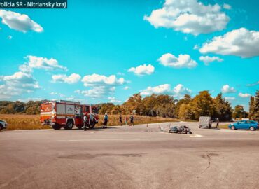 Dopravná nehoda osobného auta a motocykla: Dve osoby utrpeli ťažké zranenia