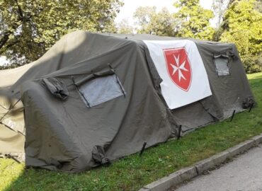 V areáli nitrianskej nemocnice vyrástol maltézsky stan