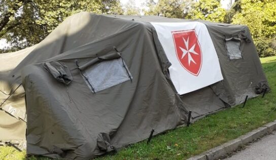 V areáli nitrianskej nemocnice vyrástol maltézsky stan