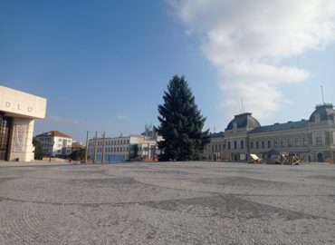 Na Svätoplukovom námestí už stojí vianočný stromček