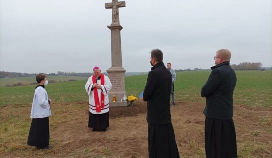 Nitriansky diecézny biskup požehnal obnovený kríž v Párovských Hájoch
