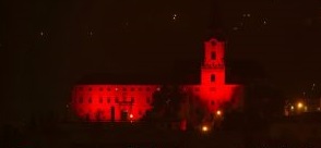 Nitriansky hrad sa dnes sfarbí na červeno