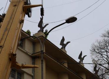 Sochy sokolov so Starého divadla putujú k reštaurátorovi