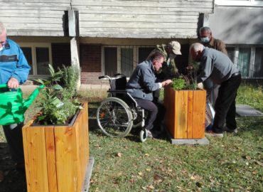 Imobilní klienti v ZSS Nitrava sa napriek hendikepom budú môcť starať o bylinkovú záhradku