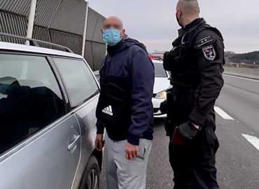 Polícia po naháňačke na cestách zaistila dve osoby, ktoré tajili svoju totožnosť