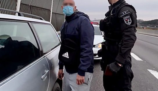 Polícia po naháňačke na cestách zaistila dve osoby, ktoré tajili svoju totožnosť