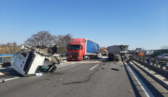 AKTUALIZOVANÉ: Hasiči z Nitry zasahujú pri vážnej nehode na R1