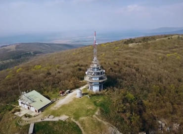 Turisti si môžu v zoborských lesoch oddýchnuť pri nových stoloch a lavičkách